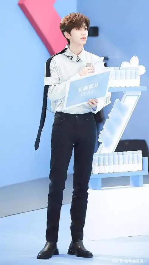 就是vogue杂志公布的蔡徐坤的身高体重,可以看到,蔡徐坤身高一米八四