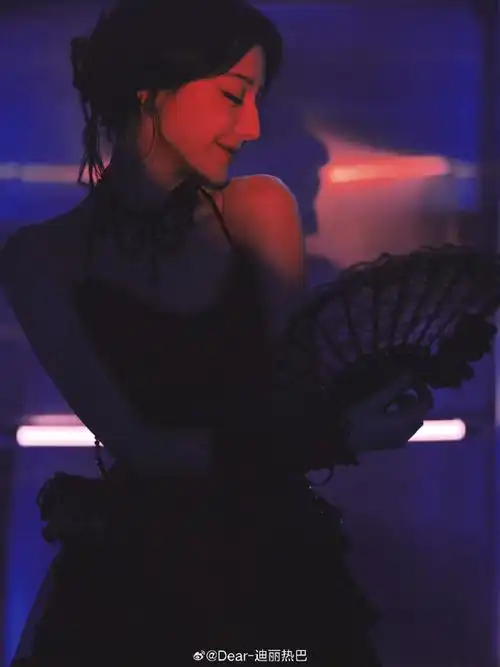 迪丽热巴巴比背影