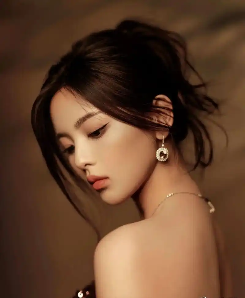 杨超越一字齐肩亮闪连衣裙性感写真