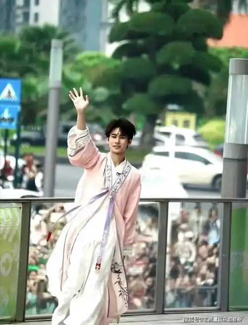 张真源廿一无拘踏歌绿海奔行希望21岁的他勇敢迎接一切的美好