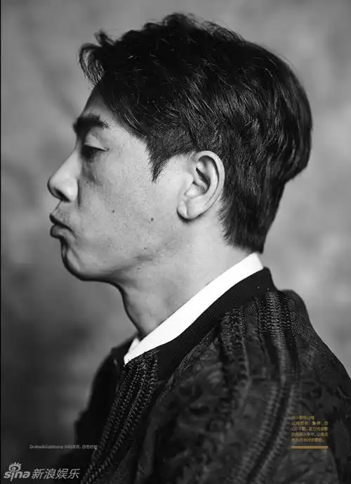 新浪娱乐讯 近日,陈小春为某杂志拍摄的一组黑白写真曝光,照片中的他