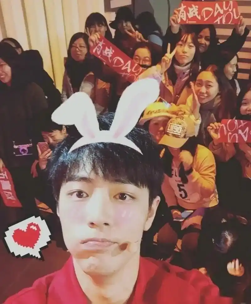 肖战  #肖战的小飞侠   晓看天色暮看云,行也思君,坐也 - 抖音