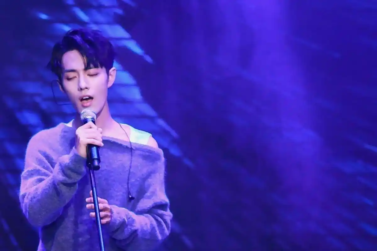 帅气肖战最新芭莎造型曝光银发精灵装表现力十足