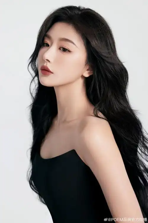 poem高级定制系列##孔雪儿卷发黑色抹胸裙##青年演员孔雪儿##ysl葡Ζ