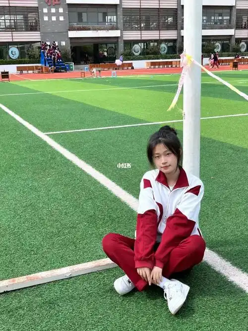 初中时时候总是觉得校服丑,想尽办法躲着老师穿自己的衣服,可是上了