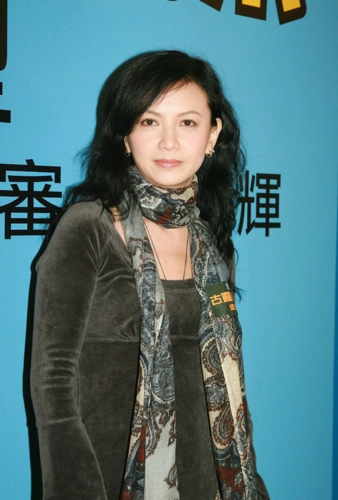 曾华倩晒照为儿子庆生尽展母子情深22岁儿子高两米已是泳将