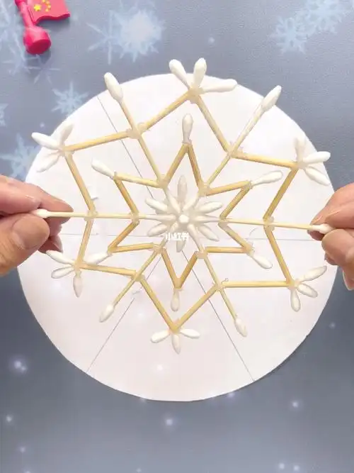 用棉签做一个漂亮的小雪花