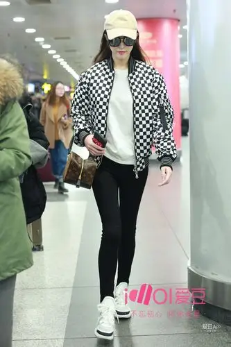 [唐嫣][新闻]180207 唐嫣今晚北京飞上海 机场look大长腿瞩目