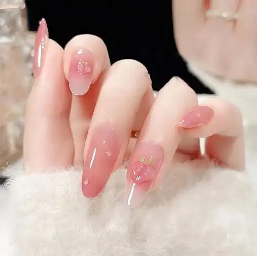 这是近期很多美甲达人都在推荐的一款颜色,它既低调又高级,既温柔又