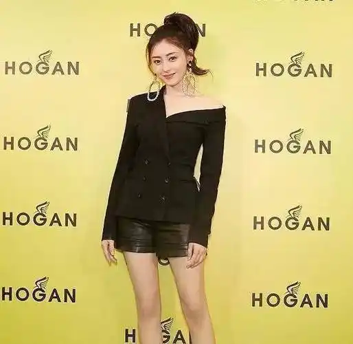 原创张天爱故意把肩膀往下拉配上咬唇的表情全网直男都被迷倒了