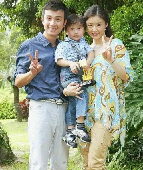 文章和蒋欣,林心如早年旧照曝光 未成名的蒋欣站在一旁犹如大妈