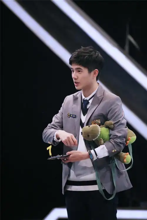 刘昊然校服回归做侦探 遇难题大呼求救"好难"