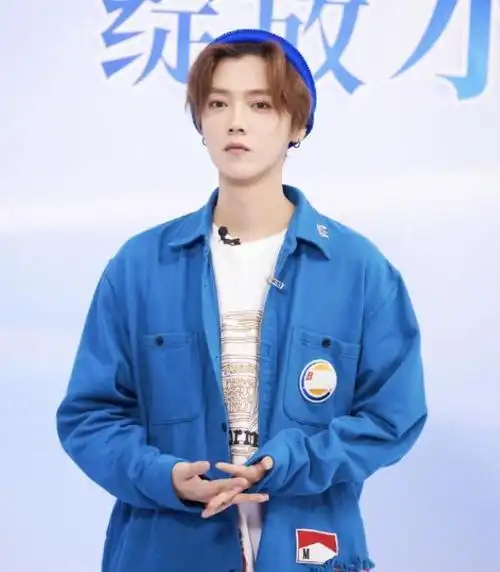 34岁鹿晗带货引热议,脸肿成"老嫂子",网友:撞脸65岁刘雪华