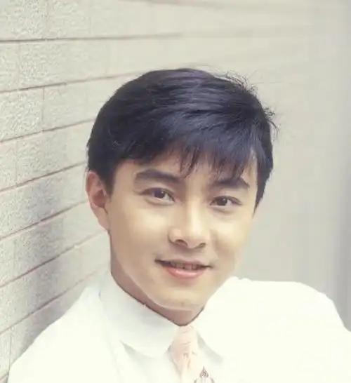 最近,一组张卫健的照片引起了轩然大波,特别是照片中的一对母女,让