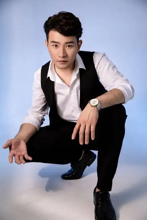 时尚穿搭博主超话#成熟男人的标配#今天的这组照片真是出乎我的意料