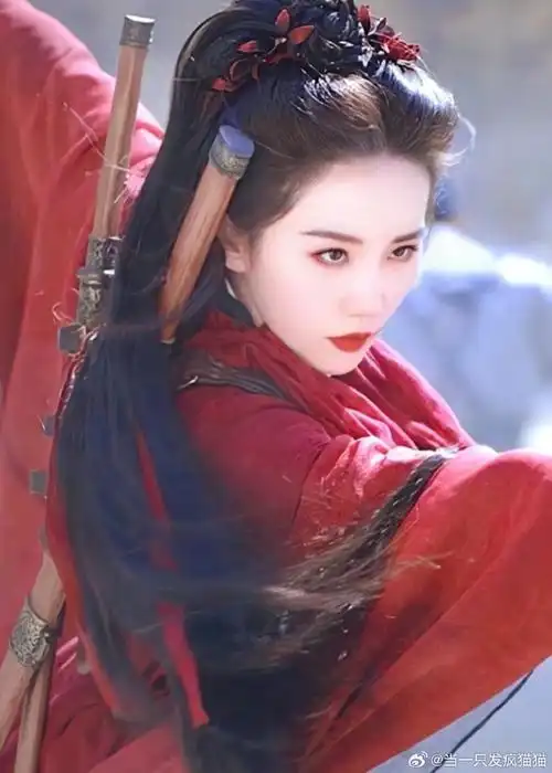 刘诗诗酒红束腰长裙#红衣77古装绝对是她的统治区刘诗诗|红衣|古装