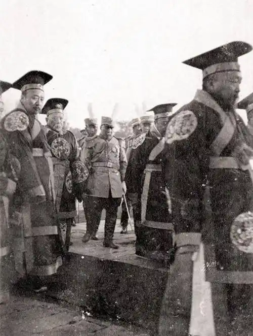 袁世凯登基仪式他不仅脖子粗大面部臃肿,连大总统的帽子都戴不住,那