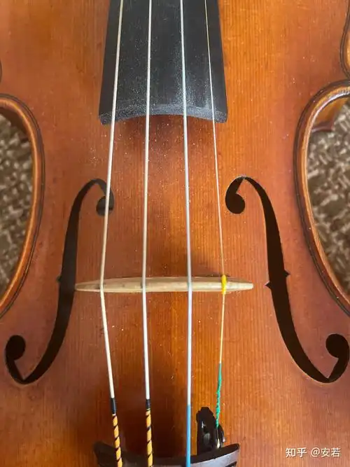 如何判断小提琴琴桥的位置是否放置正确?