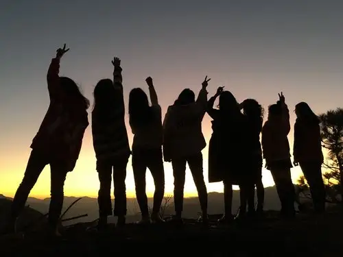 夕阳下,一群人在欢笑