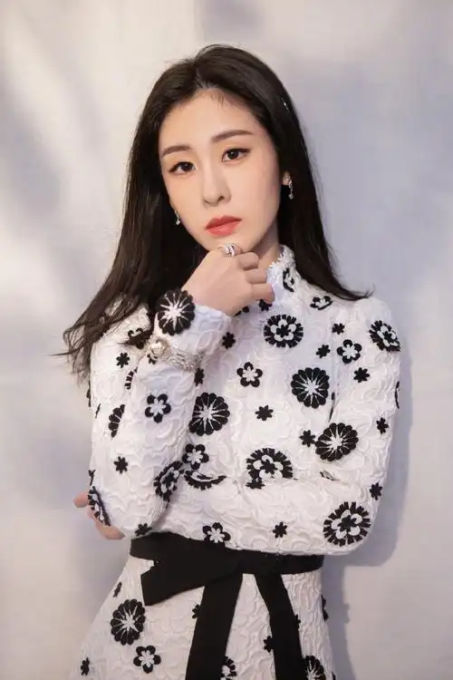 简介:张碧晨芭莎明星慈善夜图片,分享一组张碧晨图片给大家,图中的