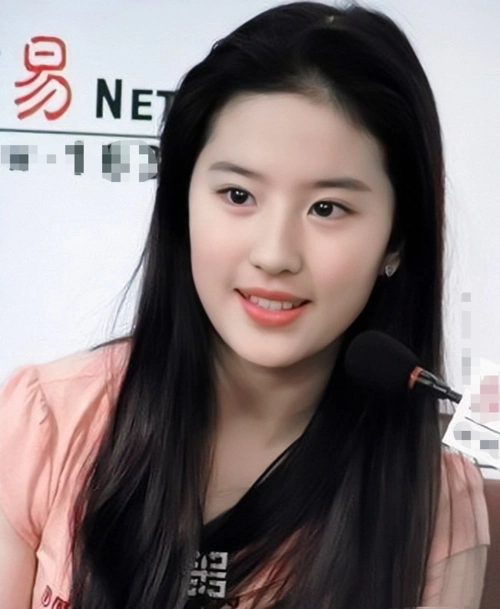 刘亦菲18岁旧照曝光,满脸稚嫩灵气逼人,那一抹惊讶的笑容:太惊艳