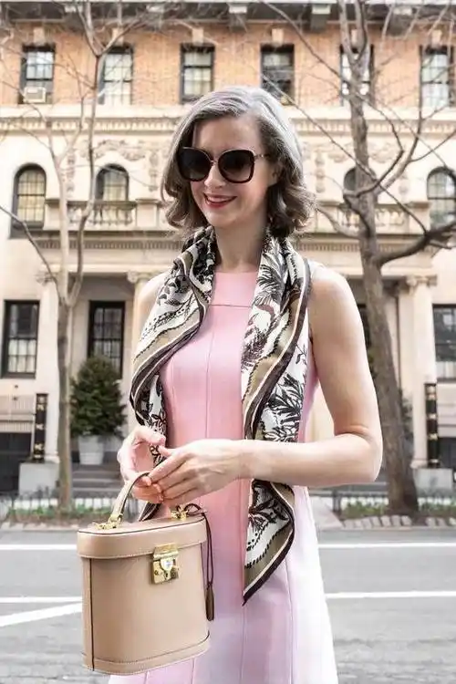 原创你真的会搭配丝巾吗有品位有气质的女性都喜欢这样搭配丝巾