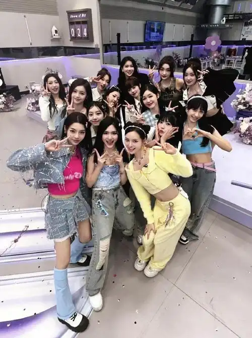 red火箭少女name合照##内娱女团团建