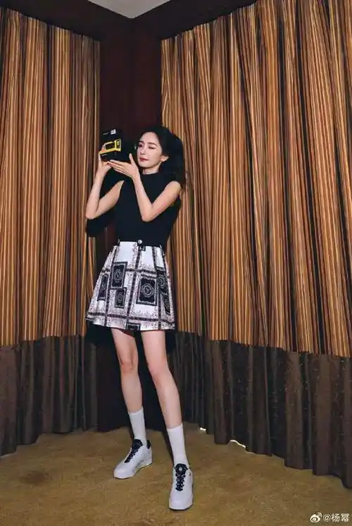 杨幂看相机wink##杨幂黑色巴洛克穿搭#omg又被杨幂的时尚感击中!