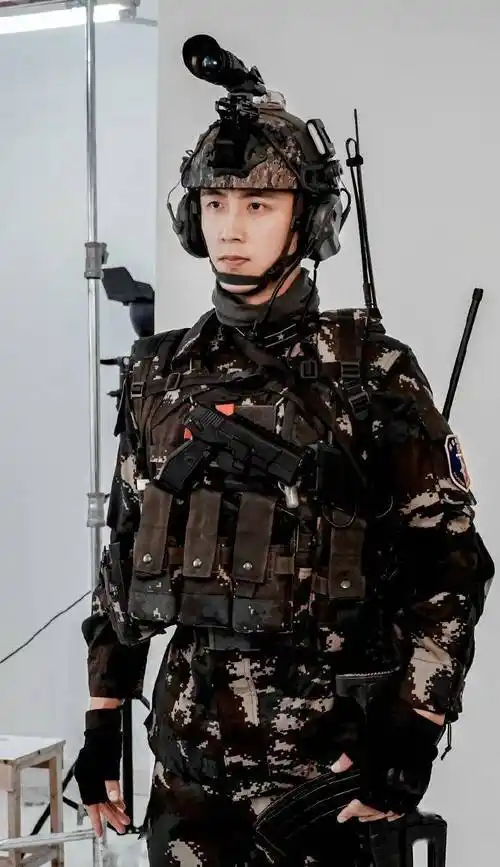 他16岁辍学打工,半路出道爆红,因在内娱"服兵役",被央视点名_黄景瑜