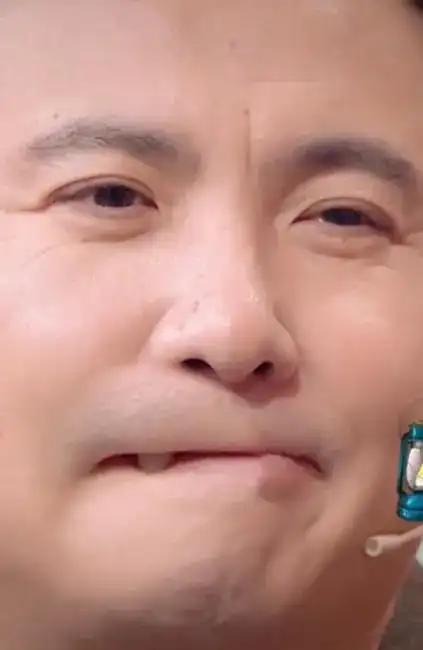 沈腾称能闭着嘴露出一颗牙,镜头放大,看清唇部,整过牙的做不到