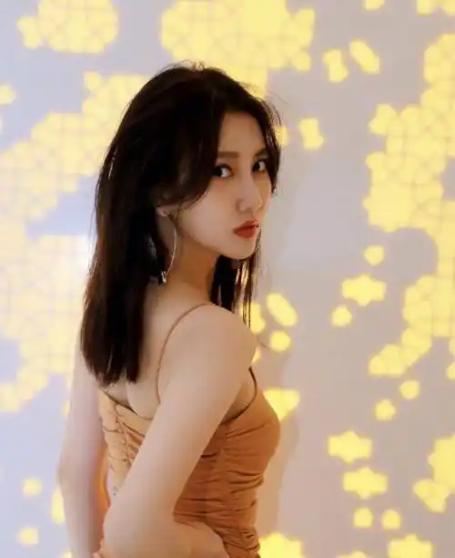 意外的还真挺美,这样的造型当中,能让弦子将自己的个人魅力彰显的很好