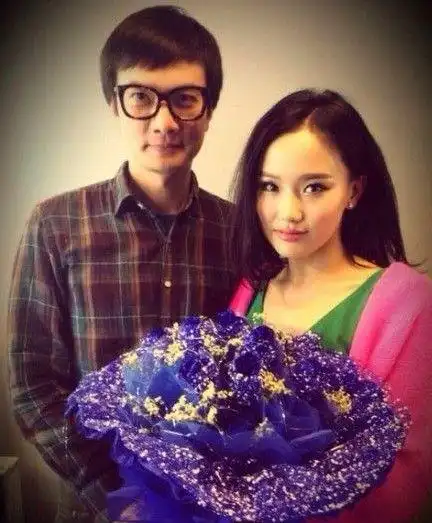 李泉探班黄龄送花显暧昧 疑欲公开恋情