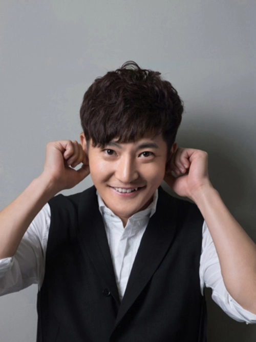 郭京飞面相颧骨硕大略显上耸插天长势命理多有劳顿奔波亦有易获人生