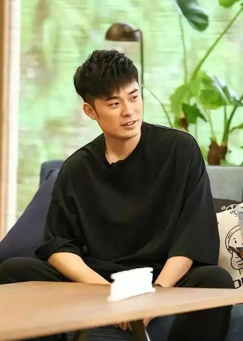 陈赫张子萱怎么好上的(陈赫抛弃13年女友出轨张子萱)