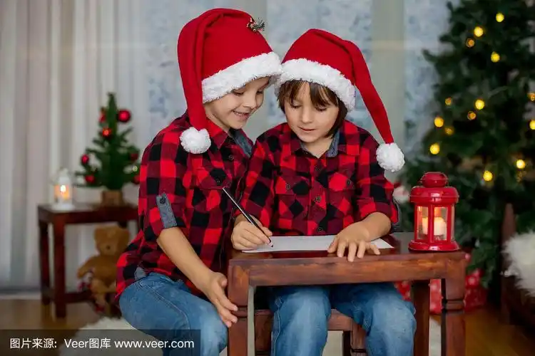 两个可爱的孩子,男孩兄弟,写信给圣诞老人