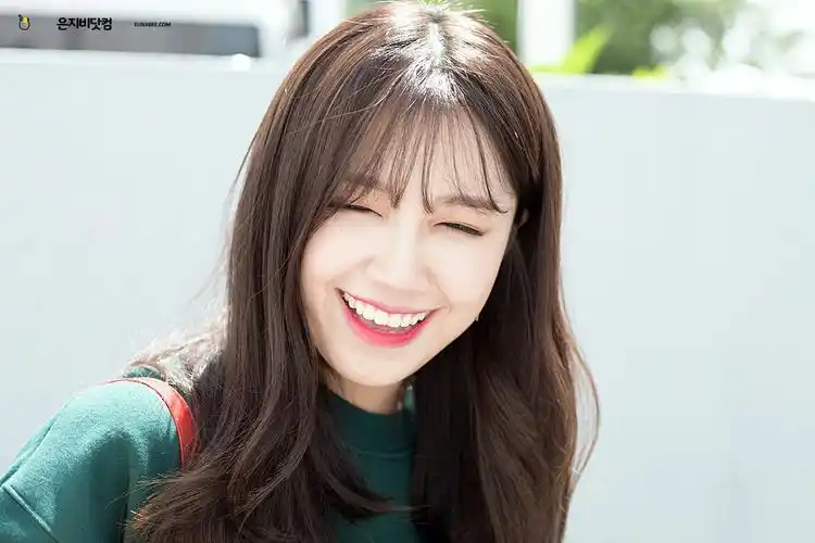 原创郑恩地爱笑乐观性格讨喜凭程诗源一绝角爆红3年替父亲还清债务