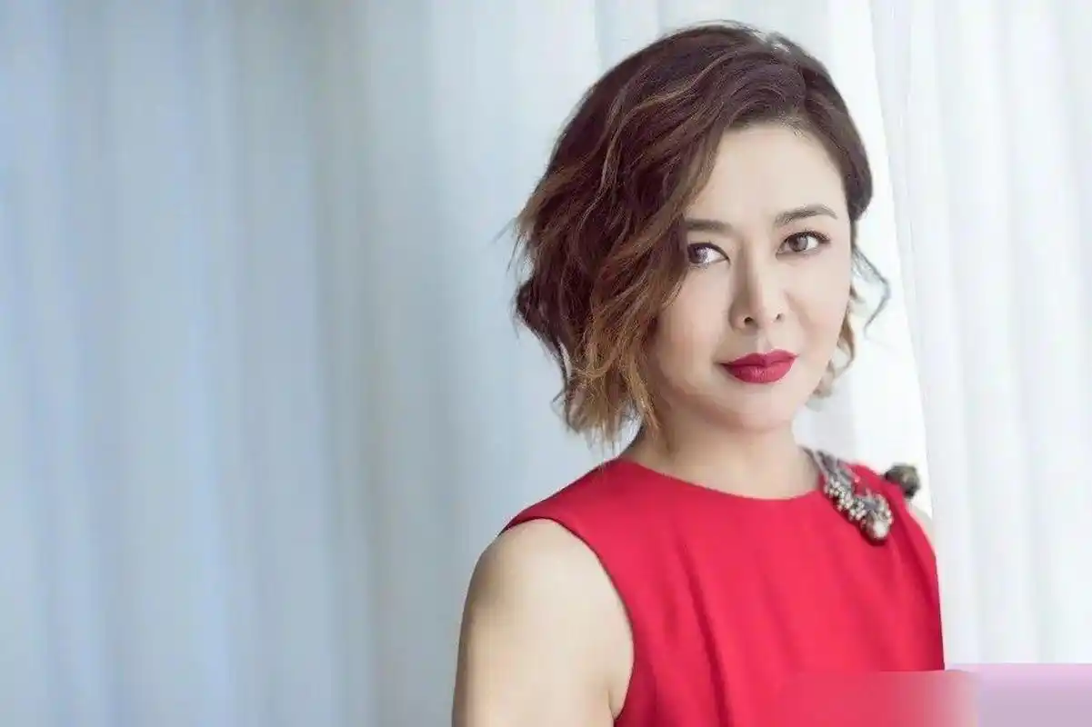 关之琳出席活动,一身红礼服超级高雅,美得不像57岁!