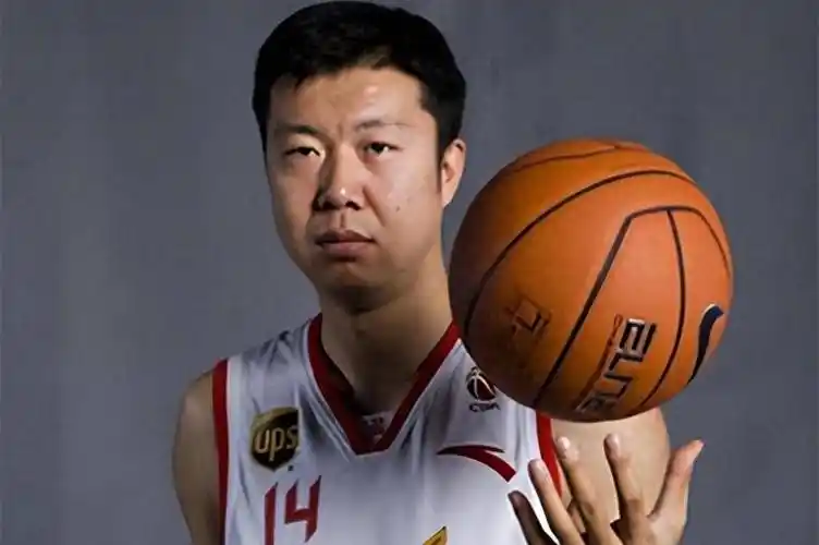 退役后投身军旅,与90后主持人结婚生女_训练_篮球迷_身高