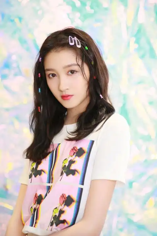 明星关晓彤,代表作品包括一仆二主/春蕾绽放/洛克王国大电影4:出发!