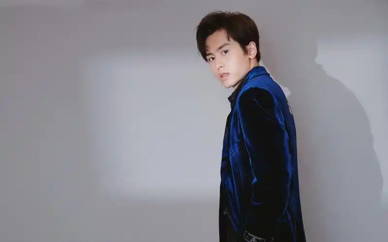 张哲瀚儒雅帅气写真图片桌面壁纸