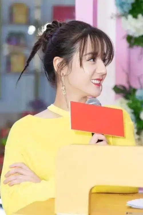 迪丽热巴终于换发型,空气刘海加编发更减龄,不露额头美出新高度