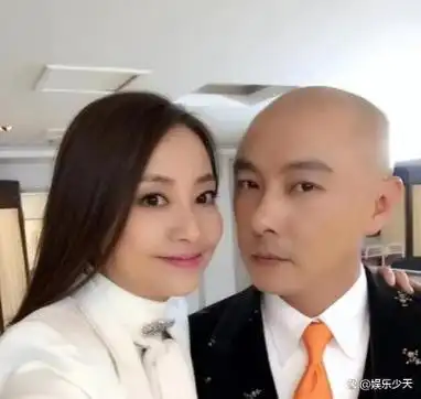 3次婚礼娶同一人,相爱多年至今无子,宠妻的张卫健为何选择丁克