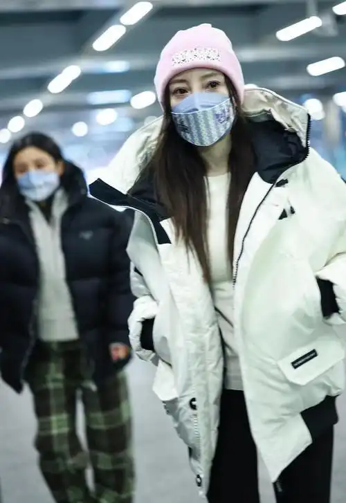 李小璐现身北京机场身穿白色羽绒服搭配粉色帽子利落甜酷