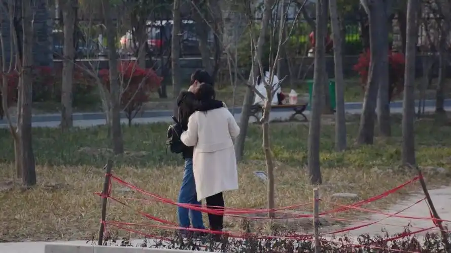 95后小情侣周口公园花式秀恩爱,全程被拍!