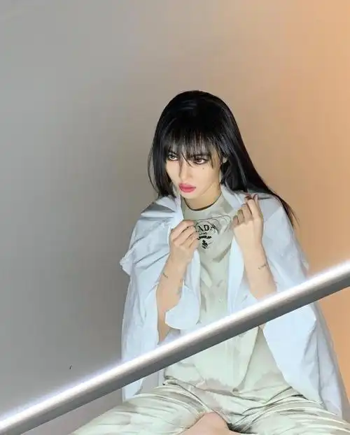 泫雅穿粉色短裙搭配皮衣 大秀美肩眼神撩人