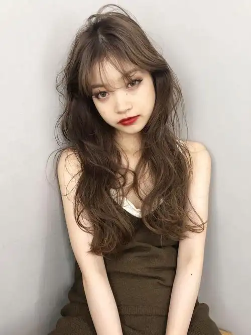 国字脸女士发型别乱整,试试这几种烫发,好看时尚显气质