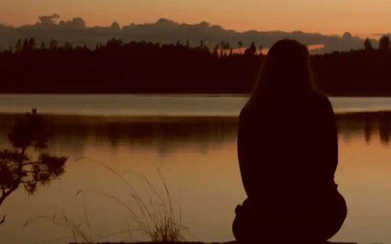 一个人在海边看日落