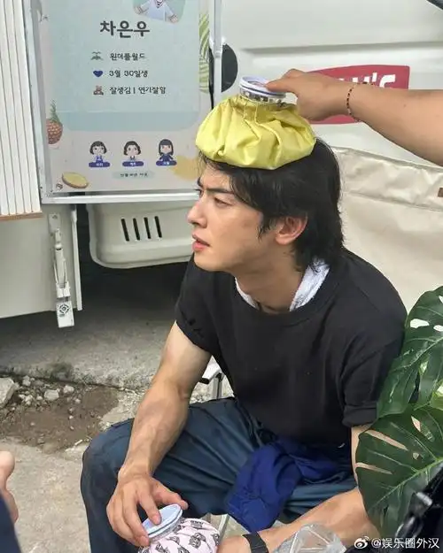 车银优出道八年变化#  韩网热议车银优出道八年颜值变化  "美少年