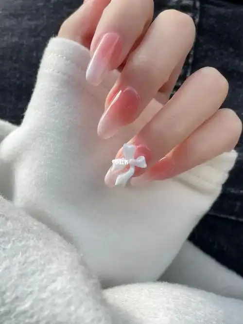 第一次尝试这种偏尖的指甲 太好看了特别是美甲师贴甲片很细心 修的