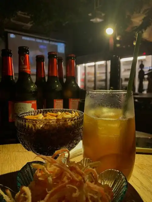 梅律晚间生活三五好友酒吧喝酒